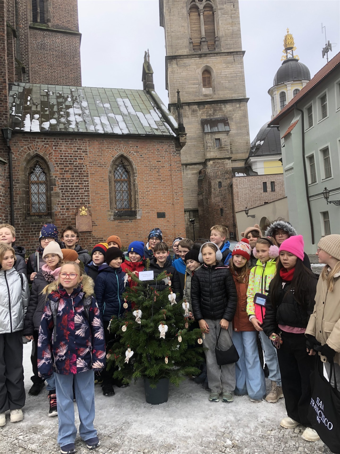 Zdobení stromečku na adventní trhy